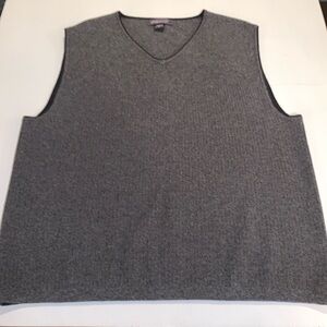 Eddie Bauer V-neck Sweater Vest size Medium in Gray and Black